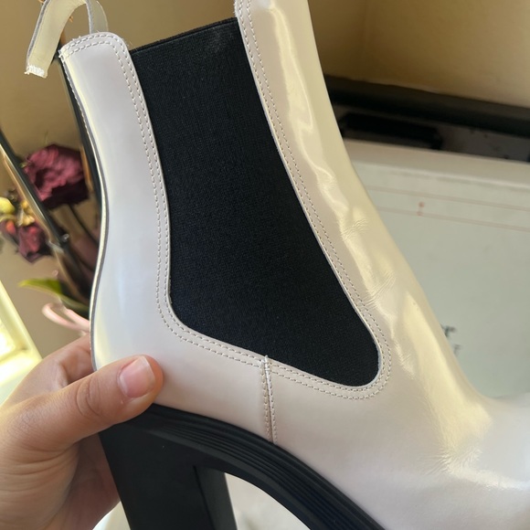 LAST PRICE ❤️ALEXANDER MCQUEEN tread heeled Chelsea boot in ivory/black - Picture 10 of 13